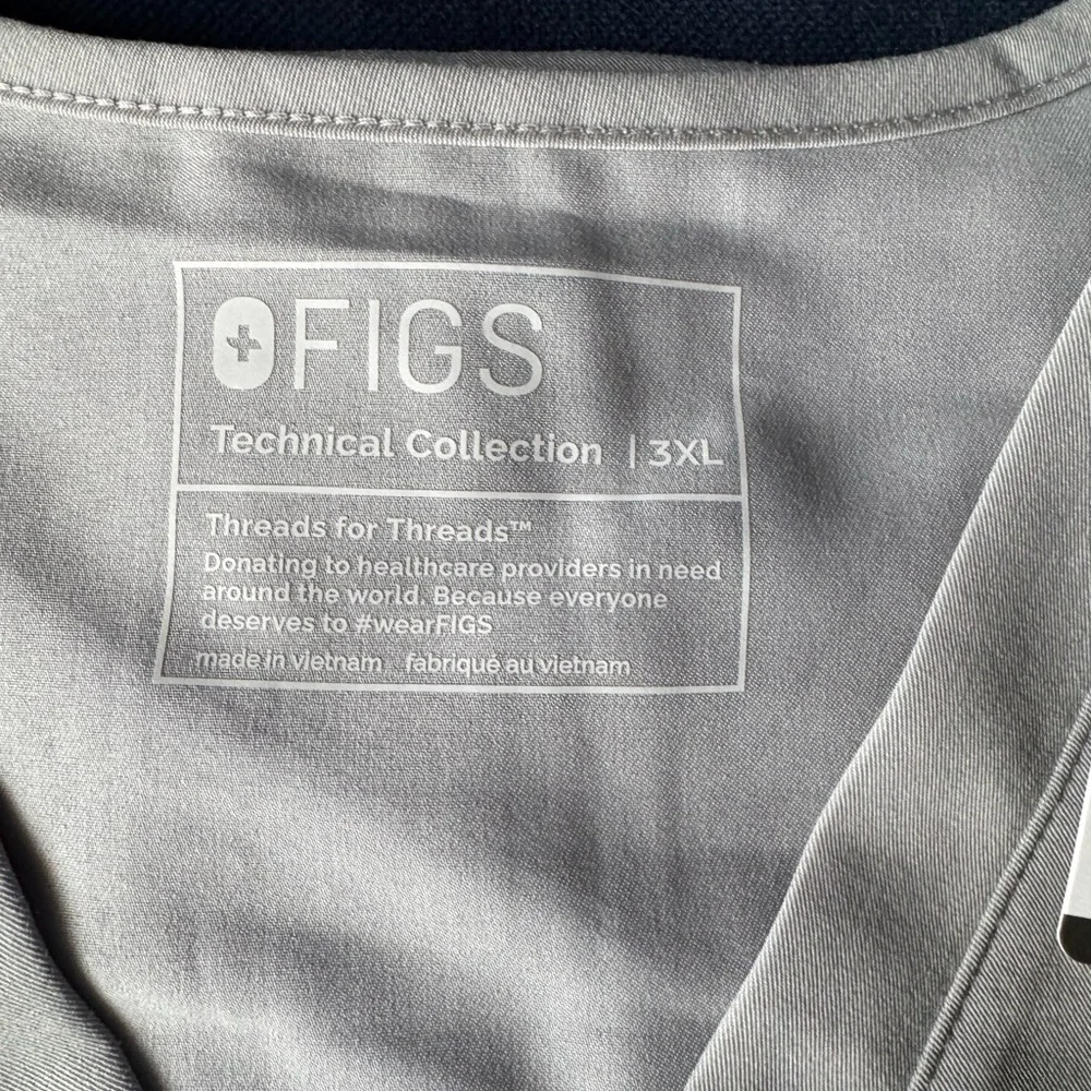Women’s Figs Catarina one pocket scrub top - Picture 3 of 4